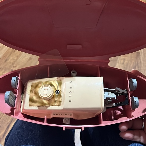 Singer Buttonholer Pink Vintage Oval clamshell case - Picture 4 of 5